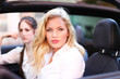 Foto: attraktive Frauen im Auto attraktive Frauen im Auto