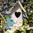 Vogelhaus mit Herz und Vogel