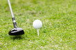 abschlag auf dem golfplatz