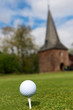 golfball auf dem tee im rasen