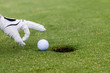 golfball vor dem loch