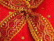Goldene Schleife ziert Geschenk