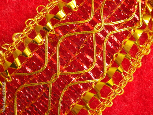 Photo: Goldene Schleife ziert Geschenk Goldene Schleife ziert Geschenk