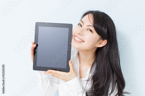Photo: タブレットPCを見せる女性 タブレットPCを見せる女性