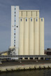 Silo an einem Hafen