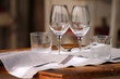 Table de restaurant avec verres à vin et couverts