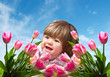 Foto: bambina al parco tra tulipani bambina al parco tra tulipani