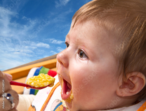 Photo: bambina che mangia bambina che mangia