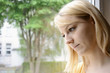 Junge Frau in Sorge