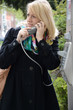 Junge Frau führt hektisches Telefonat