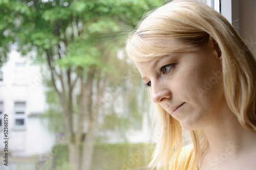 Photo: Junge Frau in Sorge Junge Frau in Sorge