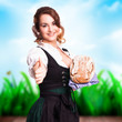 junge Frau im Dirndl bietet ein Brot an
