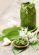 Bärlauch-Pesto mit Bärlauchblättern und -blüten
