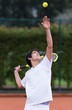 Foto: Man serving at tennis Man serving at tennis