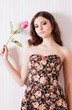 Foto: beautiful girl with rose on background wall beautiful girl with rose on background wall