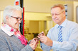 Seniorin kauft Brille beim Optiker
