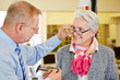 Augenoptiker bei Beratung