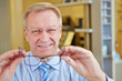 Foto: Mann mit Brille als Optiker Mann mit Brille als Optiker