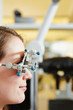 Junge Frau mit Messbrille beim Optiker