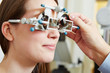 Augenoptiker bestimmt Glasstärke für Brille