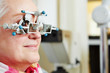 Seniorin mit Messbrille beim Optiker