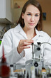 Frau als Optiker