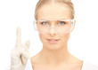 Foto: scientist in eyeglasses holding finger up scientist in eyeglasses holding finger up