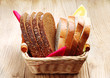 Foto: Slices wheat and rye bread in a basket Slices wheat and rye bread in a basket