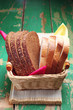 Foto: Slices wheat and rye bread in a basket Slices wheat and rye bread in a basket