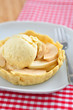 Apfeltarte mit Vanilleeis