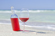 Vino rosato in spiaggia