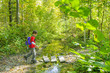 kleiner Junge im Wald