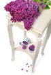 bouquet de lilas sur guéridon