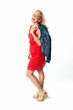 Hübsche Blondine mit Jeansjacke