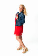 Hübsche Blondine mit Jeansjacke
