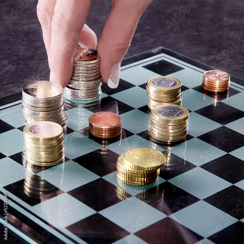 Photo: Mit Geld spielen, Hand spielt Zug Mit Geld spielen, Hand spielt Zug