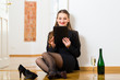 Internet Dating - Frau zu Hause nach Feierabend