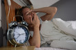 Foto: Junge Frau liegt wach im Bett Junge Frau liegt wach im Bett