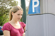 Foto: Junge Frau hat Probleme mit Parkscheinautomaten Junge Frau hat Probleme mit Parkscheinautomaten