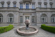 Hausfassade und Brunnen