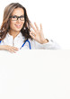 Foto: Doctor showing blank signboard, isolated Doctor showing blank signboard, isolated