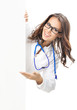 Foto: Doctor showing blank signboard, isolated Doctor showing blank signboard, isolated