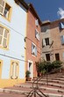 Rue en escalier du vieil Aubagne en Provence