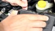 Mecanico remplazando fusible en la caja de fusibles del coche