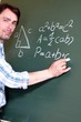 Lehrer erklärt Schülern Geometrie an Tafel