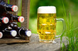 historische Bierflaschen und gefülltes Bierglas