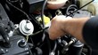 Mecanico comprobando el nivel de aceite del motor