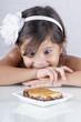 Niña con postre al frente