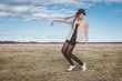 Foto: fashion model posing outdoor in a rural setting fashion model posing outdoor in a rural setting