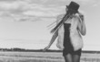 Foto: fashion model posing outdoor in a rural setting fashion model posing outdoor in a rural setting